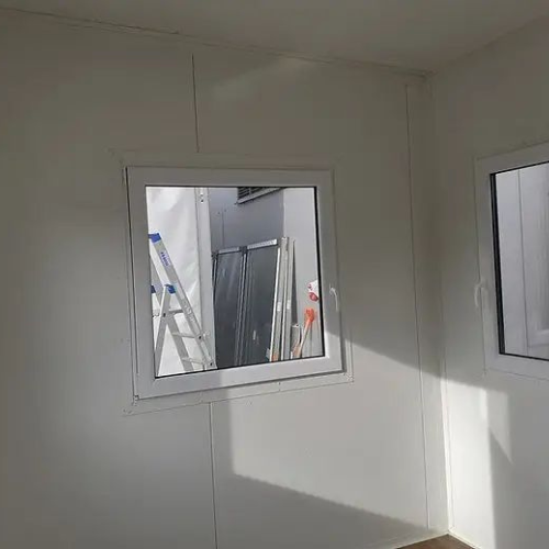 Contenedor de oficina con WC