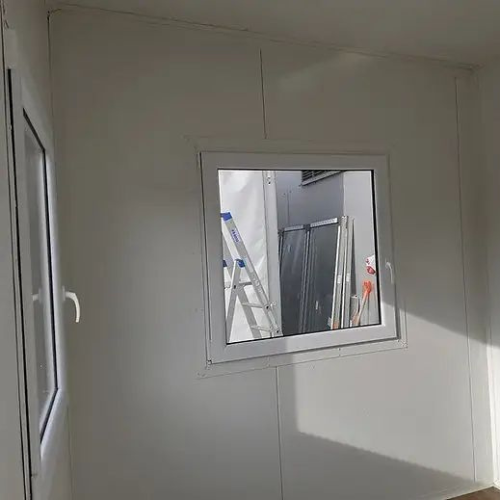 Contenedor de oficina con WC